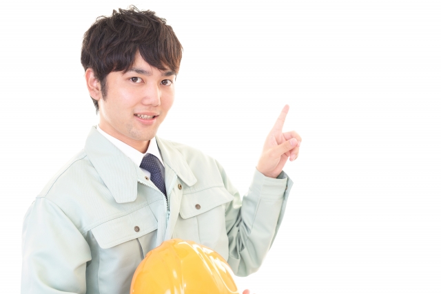 指さす男性